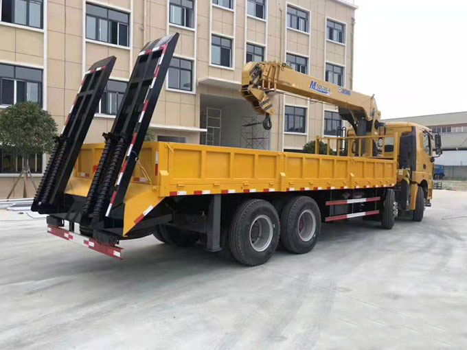 徐工吊機(jī)12噸徐工漢風(fēng)隨車(chē)吊帶爬梯圖片展示4