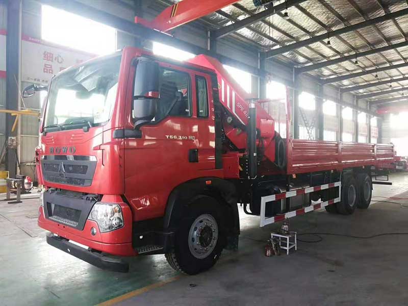 重汽豪沃14隨車吊(吊機(jī)后置)