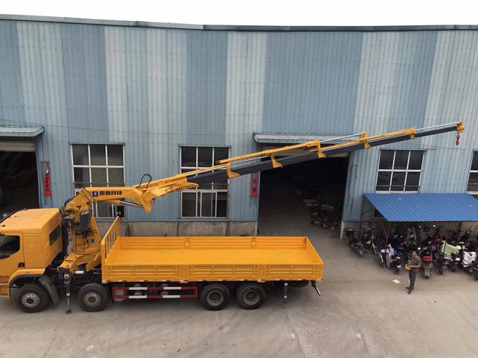 昊意遙控折臂吊機(jī)16噸柳汽乘龍隨車(chē)吊圖片展示3
