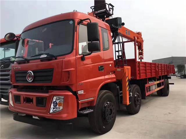 10噸小三軸東風(fēng)隨車(chē)吊(高性價(jià)比)