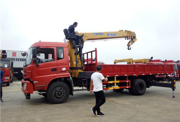 徐工8噸特商?hào)|風(fēng)隨車吊（東風(fēng)8噸隨車起重運(yùn)輸車）