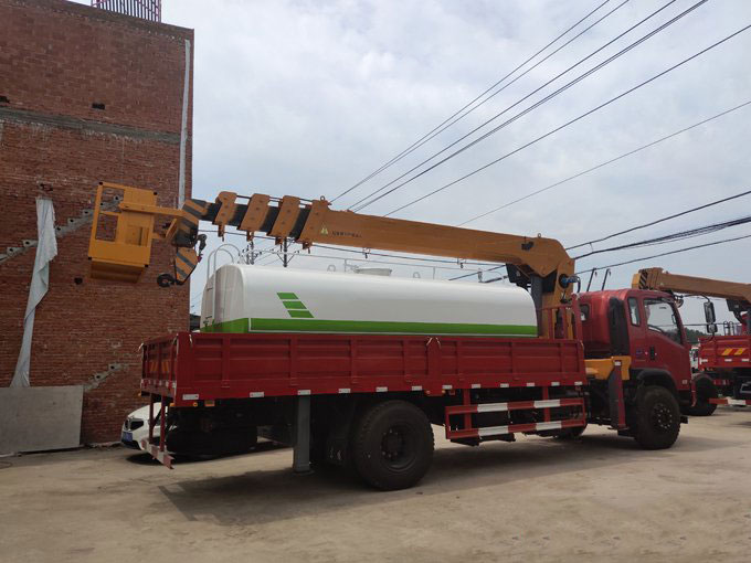 程力吊機(jī)8噸東風(fēng)隨車(chē)吊帶吊籃副灑水于一體多功能隨車(chē)吊