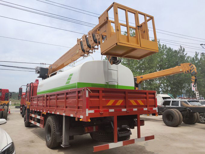 程力吊機(jī)8噸東風(fēng)隨車(chē)吊帶吊籃副灑水于一體多功能隨車(chē)吊圖片展示3