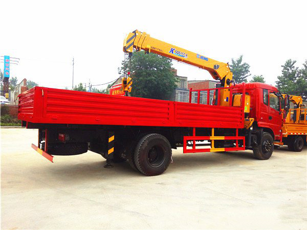 徐工6.3噸東風(fēng)隨車吊（東風(fēng) -- 御虎6.3噸隨車起重運(yùn)輸車）圖片展示2