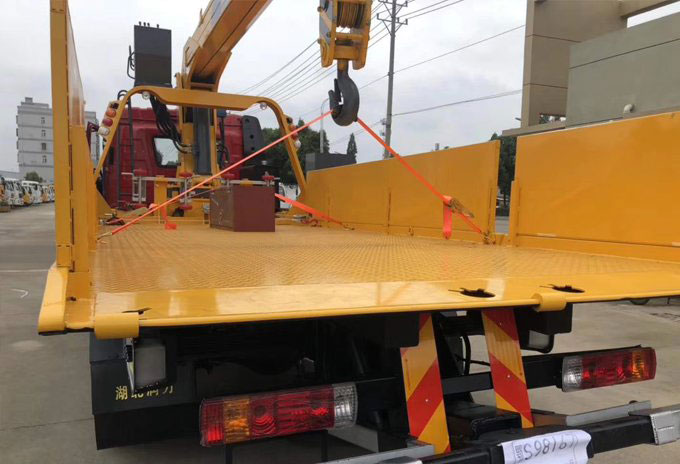 程力吊機(jī)6.3噸解放J6隨車吊帶清障圖片展示4