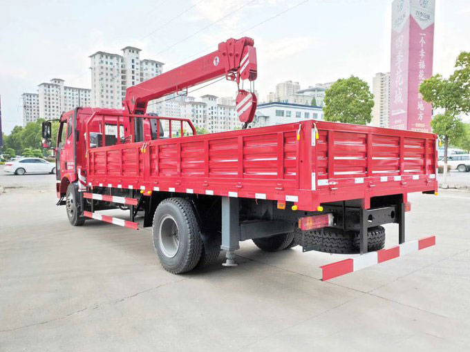 程力吊機(jī)6.3噸解放J6隨車吊圖片展示2