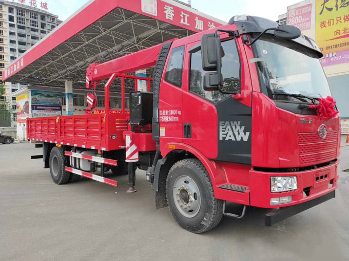 程力吊機(jī)6.3噸解放J6隨車吊