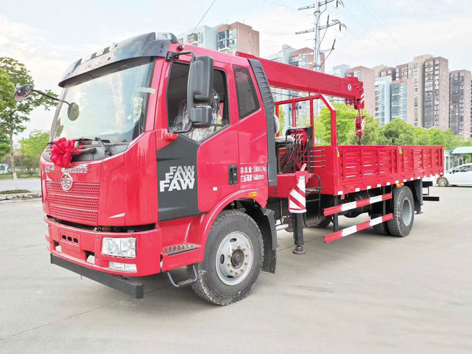 程力吊機(jī)6.3噸解放J6隨車吊