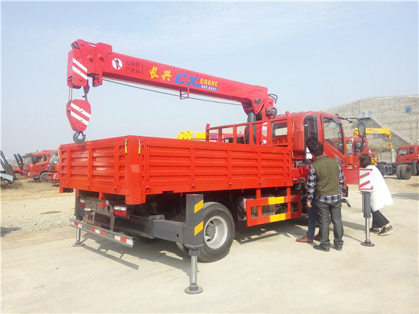 藍(lán)牌長興5噸重汽王牌隨車吊圖片展示3
