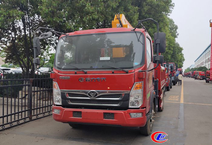 程力吊機(jī)5噸重汽豪曼隨車(chē)吊圖片展示2