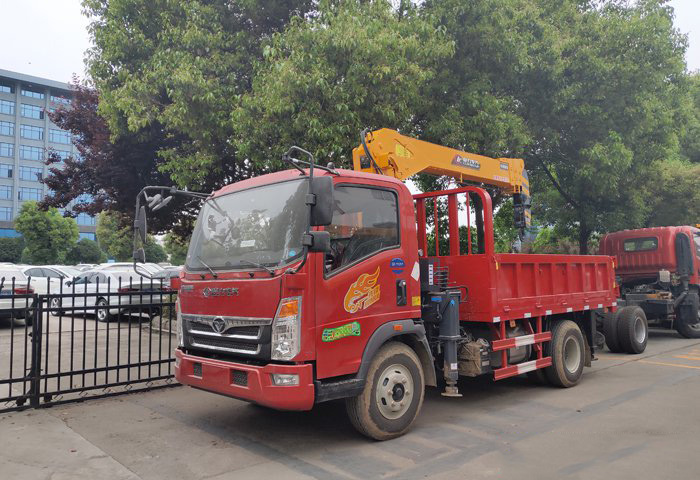 程力吊機(jī)5噸重汽豪曼隨車(chē)吊圖片展示3