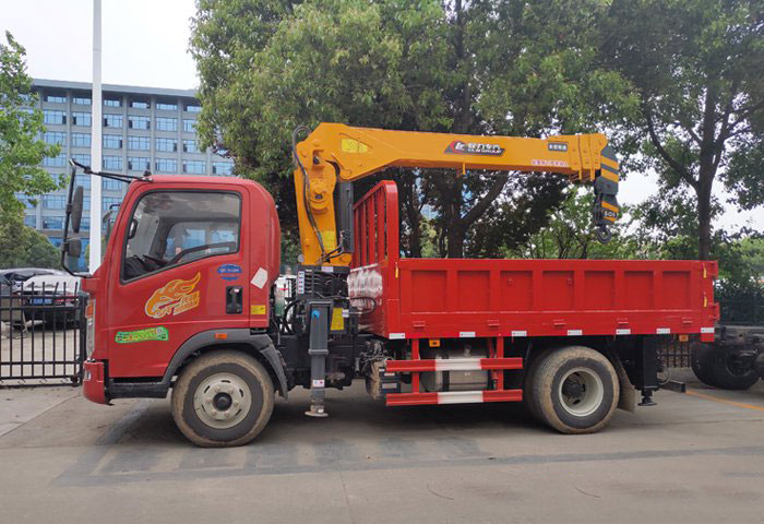 程力吊機(jī)5噸重汽豪曼隨車(chē)吊