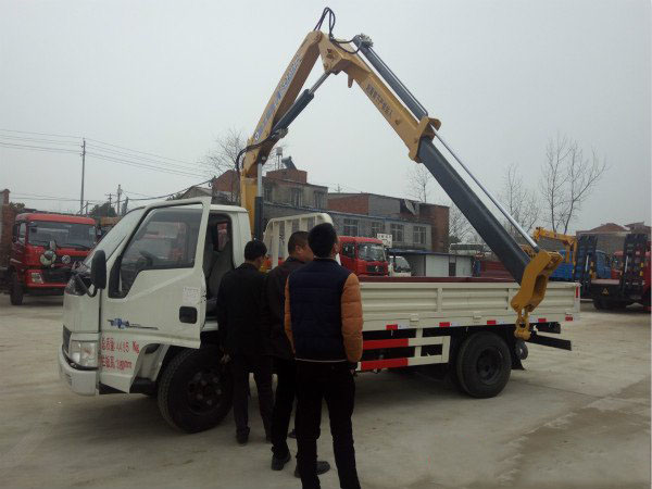 徐工折臂2噸江鈴隨車吊（江鈴2噸隨車起重運(yùn)輸車） 