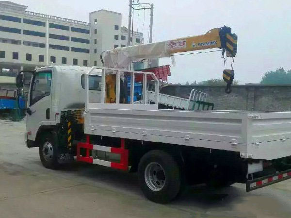 藍(lán)牌飛濤3.5噸大運(yùn)隨車吊（大運(yùn)3.2噸隨車起重運(yùn)輸車）