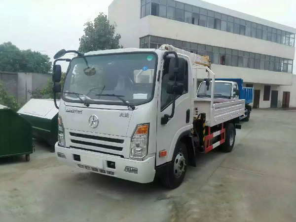 藍(lán)牌飛濤3.5噸大運(yùn)隨車吊（大運(yùn)3.2噸隨車起重運(yùn)輸車）圖片展示2