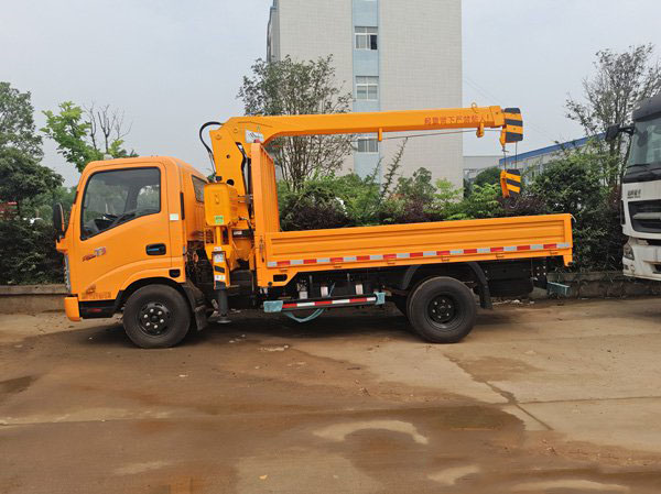 藍(lán)牌騰宇3.2噸唐駿隨車吊（唐駿3.2噸隨車起重運(yùn)輸車）