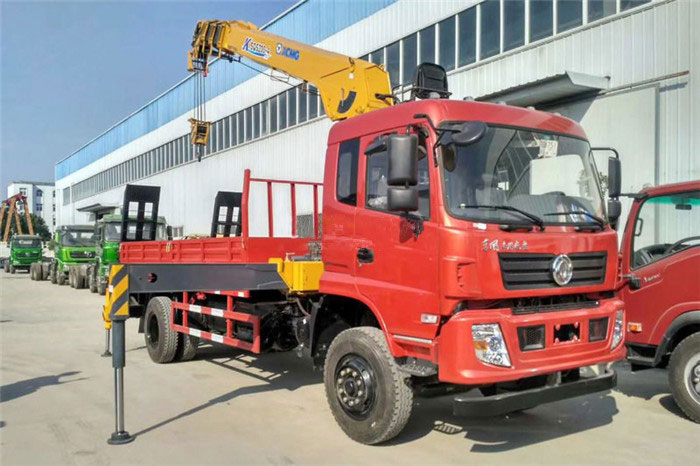 東風(fēng)專(zhuān)底6×2徐工8噸隨車(chē)吊帶爬梯圖片圖片展示2