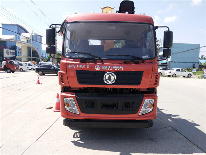 南京陸總訂購(gòu)東風(fēng)專(zhuān)底后八輪徐工10噸隨車(chē)吊帶爬梯