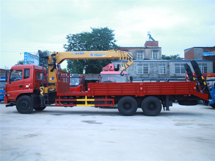 南京陸總訂購(gòu)東風(fēng)專(zhuān)底后八輪徐工10噸隨車(chē)吊帶爬梯