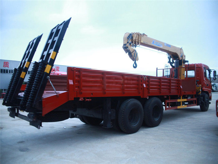 南京陸總訂購(gòu)東風(fēng)專(zhuān)底后八輪徐工10噸隨車(chē)吊帶爬梯