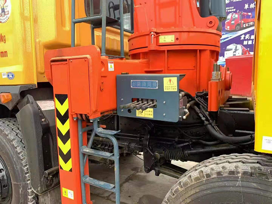 解析：東風(fēng)華神DV5石煤12噸隨車吊