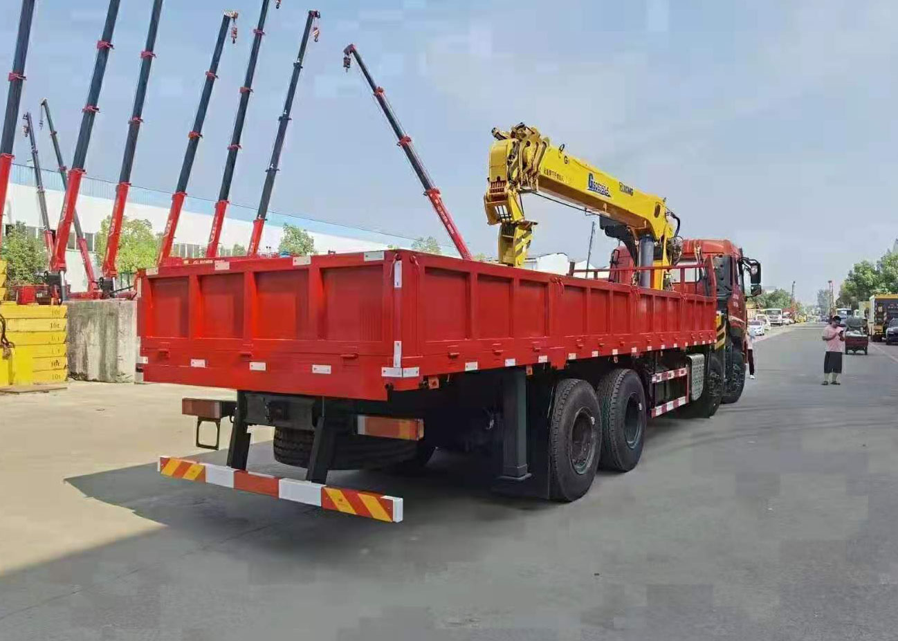 東風(fēng)天龍徐工14噸隨車吊 國六410馬力圖片展示4